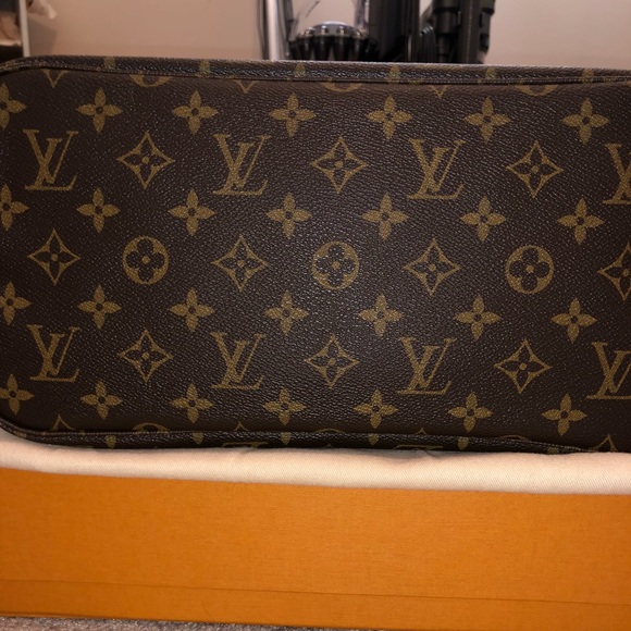 Louis Vuitton Neverfull MM - Picture 7 of 8